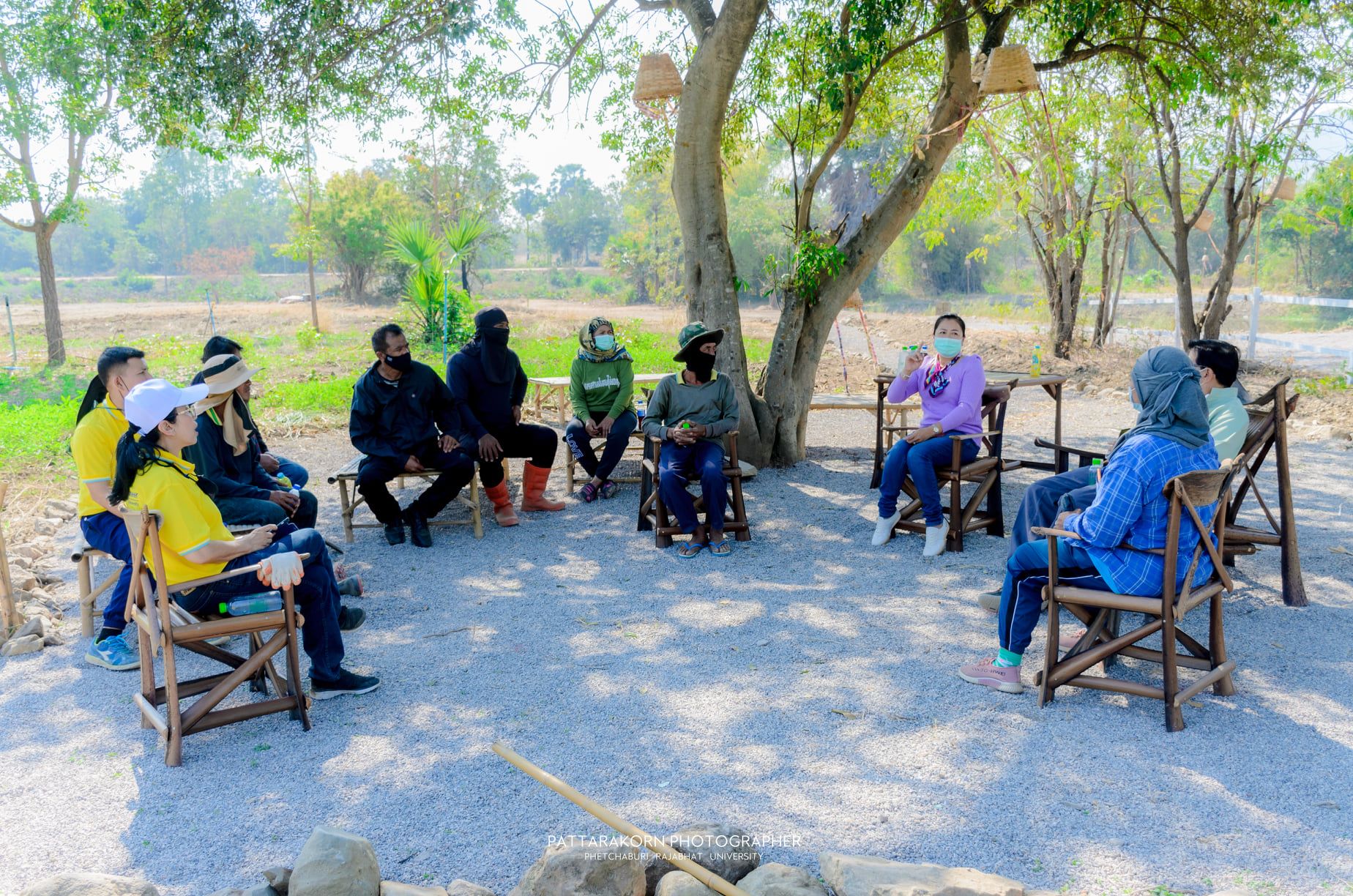 วันที่ 18 มกราคม 2564 มหาวิทยาลัยราชภัฏเพชรบุรี นำโดยผู้ช่วยศาสตราจารย์ ดร.เสนาะ กลิ่นงาม อธิการบดีมหาวิทยาลัยราชภัฏเพชรบุรี ได้ทำการสำรวจพื้นที่เพื่อปรับปรุงและพัฒนาพื้นที่วิทยาเขตโป่งสลอด อำเภอบ้านลาด จังหวัดเพชรบุรี มีการดำเนินกิจกรรมต่าง ๆ ภายใต้โครงการวิศวกรสังคม ที่ขับเคลื่อนโดยทีมนักศึกษาวิศวกรสังคม กองพัฒนานักศึกษา ผู้นำชุมชนบ้านโป่งสลอด การปรับปรุงและพัฒนาพื้นที่เพื่อจัดทำเป็นแหล่งเรียนรู้ทางการเกษตร การยกระดับสินค้าเพื่อเพิ่มมูลค่าด้วยการพัฒนาบรรจุภัณฑ์และตราสินค้า