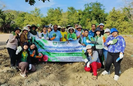 วันที่ 27 ธันวาคม 2567 ผู้ช่วยศาสตราจารย์พจนารถ บัวเขียว รองอธิการบดีงานด้านยุทธศาสตร์การพัฒนาท้องถิ่นอย่างยั่งยืน พร้อมด้วยอาจารย์ณปภา หอมหวล รองผู้อำนวยการสถาบันวิจัยและส่งเสริมศิลปวัฒนธรรม และบุคลากรจากสถาบันวิจัยและส่งเสริมศิลปวัฒนธรรม ลงพื้นที่วิทยาเขตโป่งสลอด เพื่อจัดโครงการปลูกพืชเพื่อสร้างรายได้และปรับภูมิทัศน์และสิ่งแวดล้อม บริเวณอ่างเก็บน้ำวิทยาเขตโป่งสลอด ภายใต้กิจกรรม “การยกระดับการปลูกกระบองเพชรสู่การพัฒนาเป็นอาหารทางเลือกเพื่อสุขภาพ